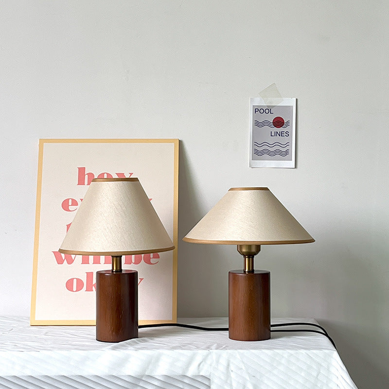StilAura – Modische Tischlampe fürs Schlafzimmer mit Stoffschirm & Holzfuß