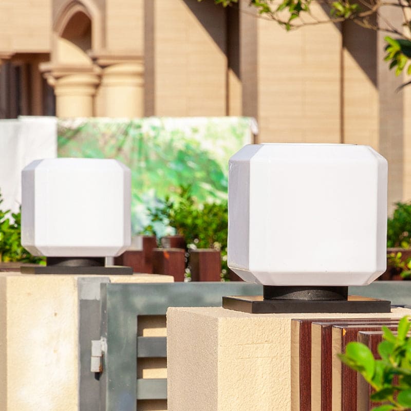 SolLicht stilvolle nordische Solar Laterne - Weißer würfelförmiger Acryl, perfekt für Ihre Terrasse