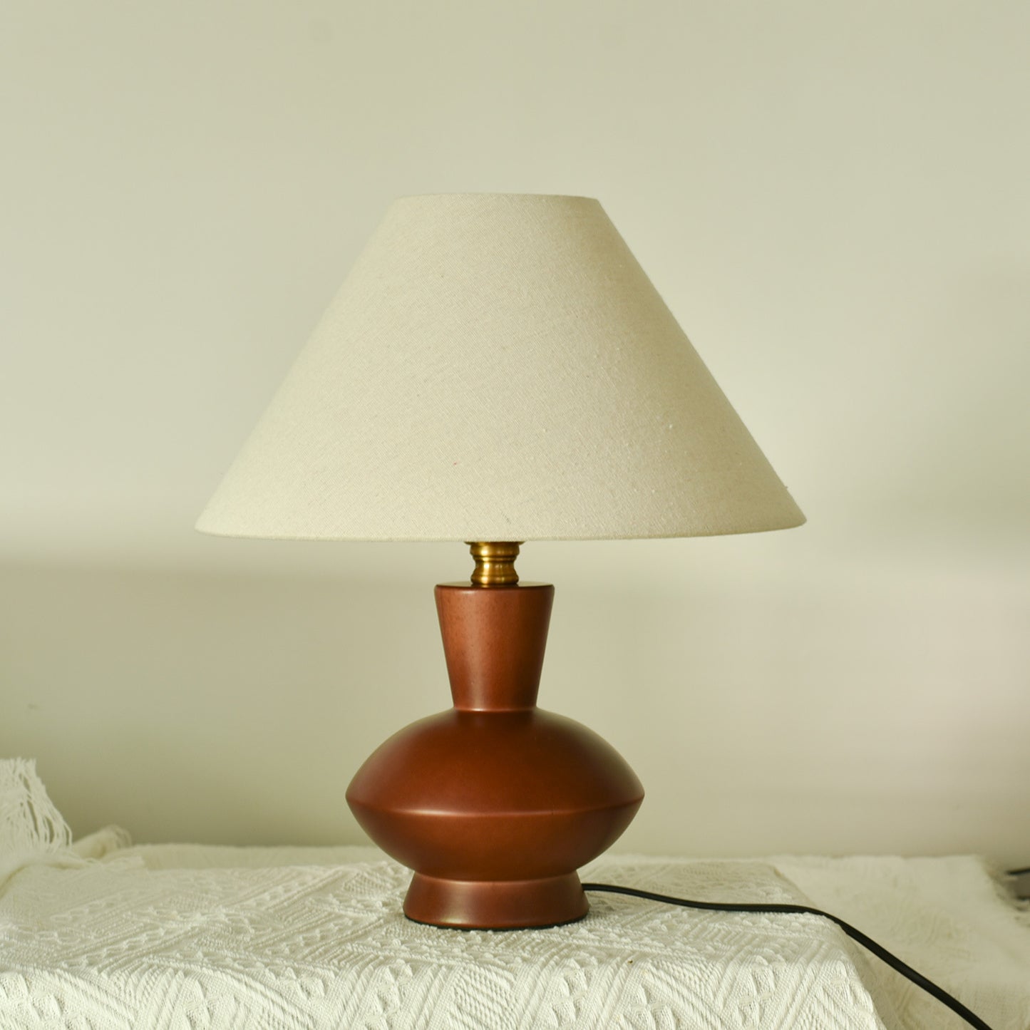 Raumfein – Design Tischlampe aus Massivholz mit handgedrucktem Muster