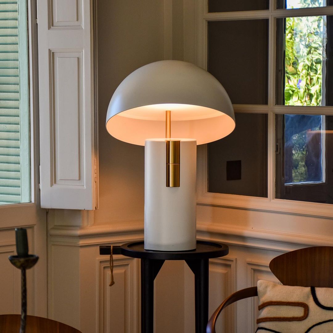 ModiLuxe - Elegante Tischlampe mit Modernem Design