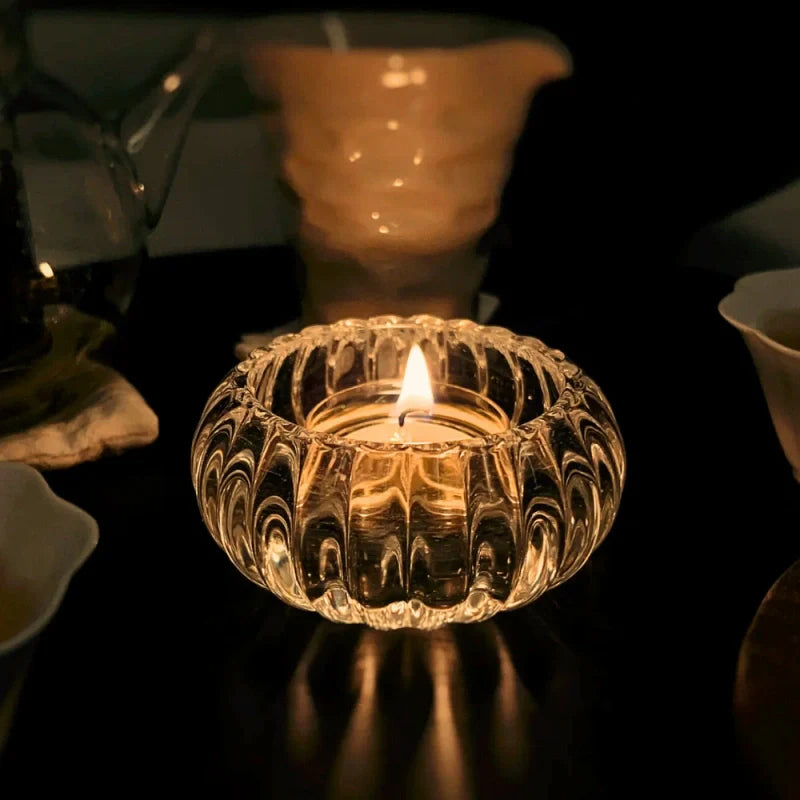 Eleganter Kerzenhalter aus Klarem Glas – Kompakt, Wellenstruktur, Ideal für Tassenkerzen, 8 x 8 x 3,5 cm