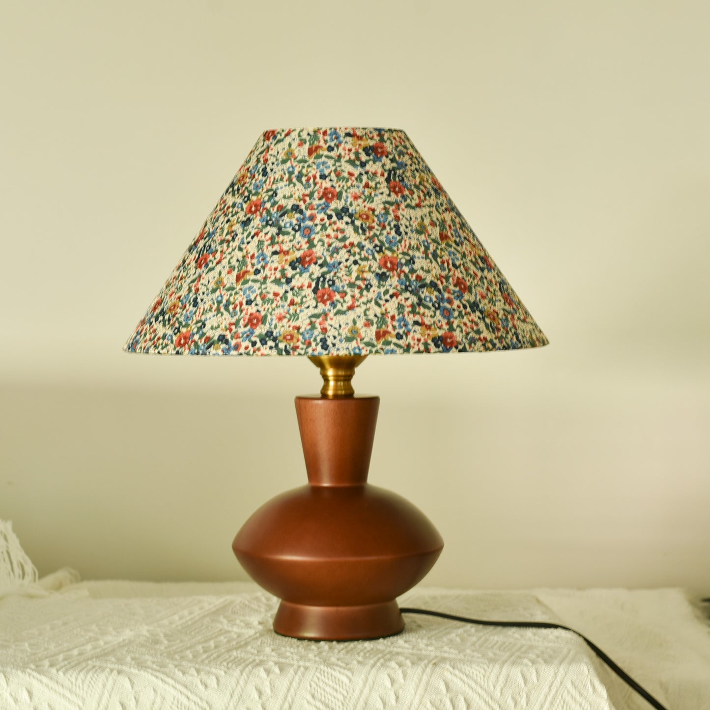 Raumfein – Design Tischlampe aus Massivholz mit handgedrucktem Muster