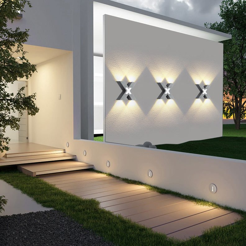 Moderne wasserdichte X-förmige LED Wandleuchte mit 4 Lichtern für den Außenbereich