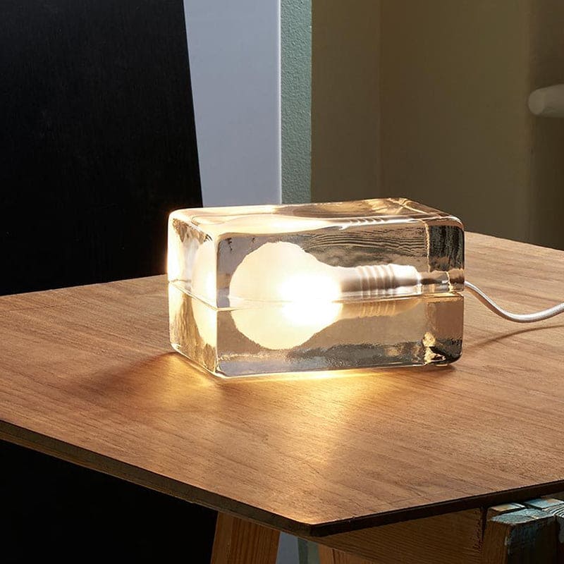 Strak Design - Elegante Tischlampe mit klarem Glaswürfel
