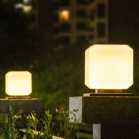 SolLicht stilvolle nordische Solar Laterne - Weißer würfelförmiger Acryl, perfekt für Ihre Terrasse