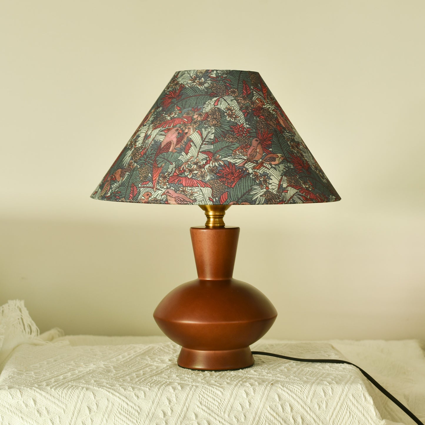 Raumfein – Design Tischlampe aus Massivholz mit handgedrucktem Muster