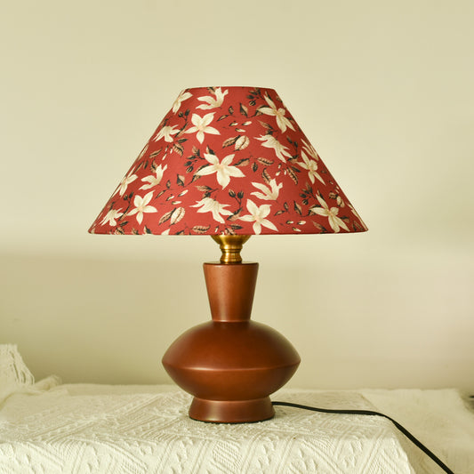 Raumfein – Design Tischlampe aus Massivholz mit handgedrucktem Muster