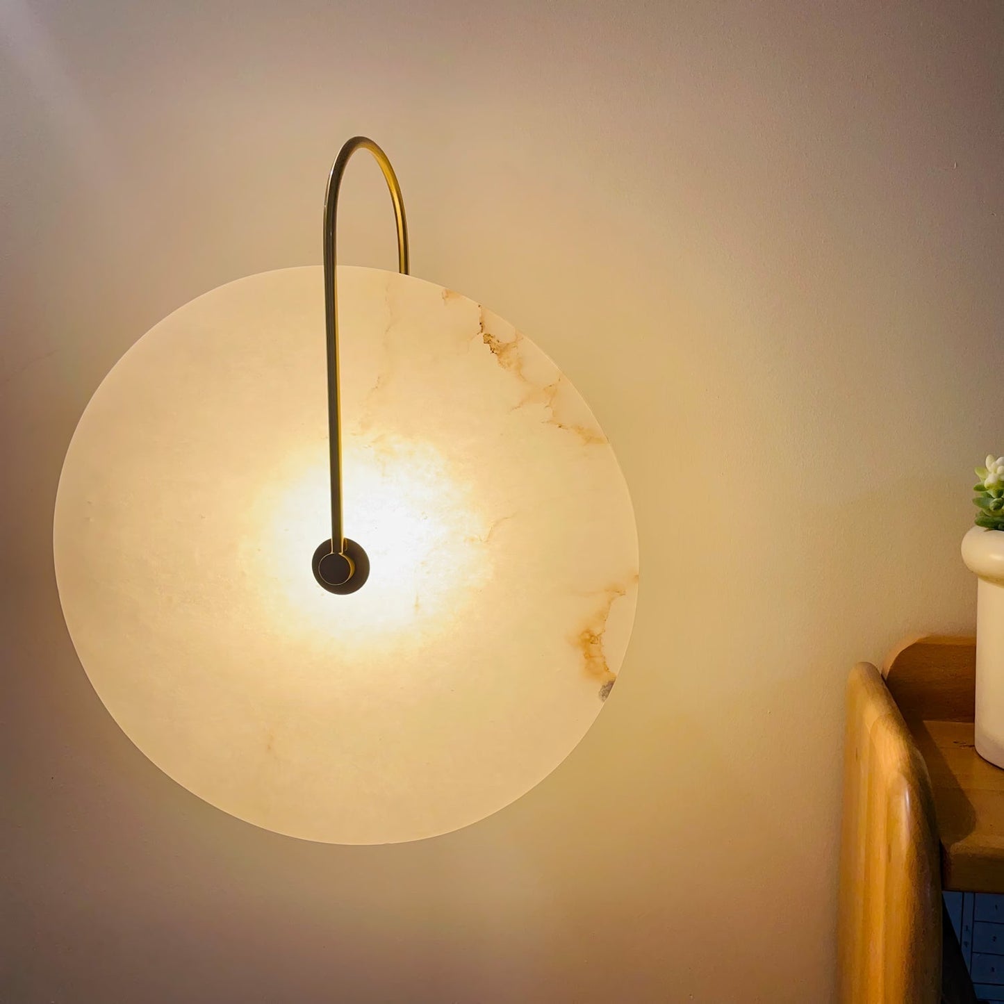 LED Wandleuchte Alabaster - Zeitlose Eleganz für Ihre Wand