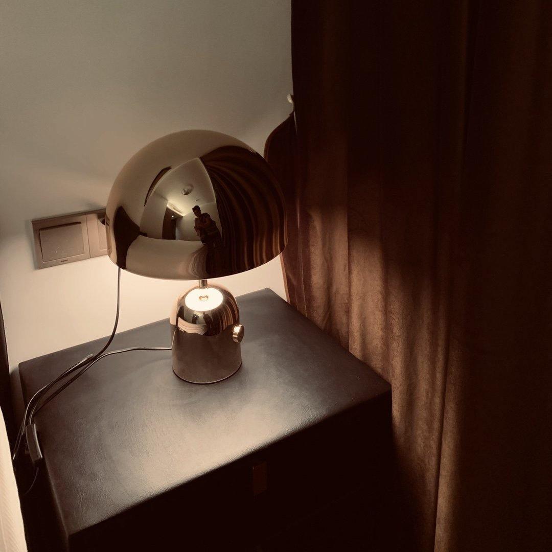 ChimeGlow - Tischlampe in Glockenform, für einen eleganten Lichtakzent