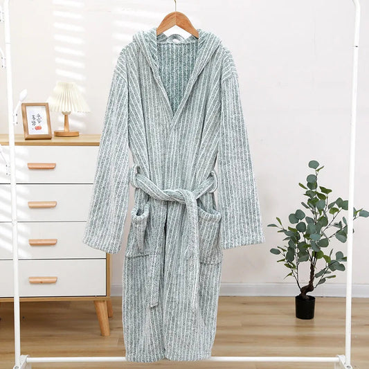 Cora – Bademantel Damen aus Korallfleece für ultimativen Komfort und Wärme