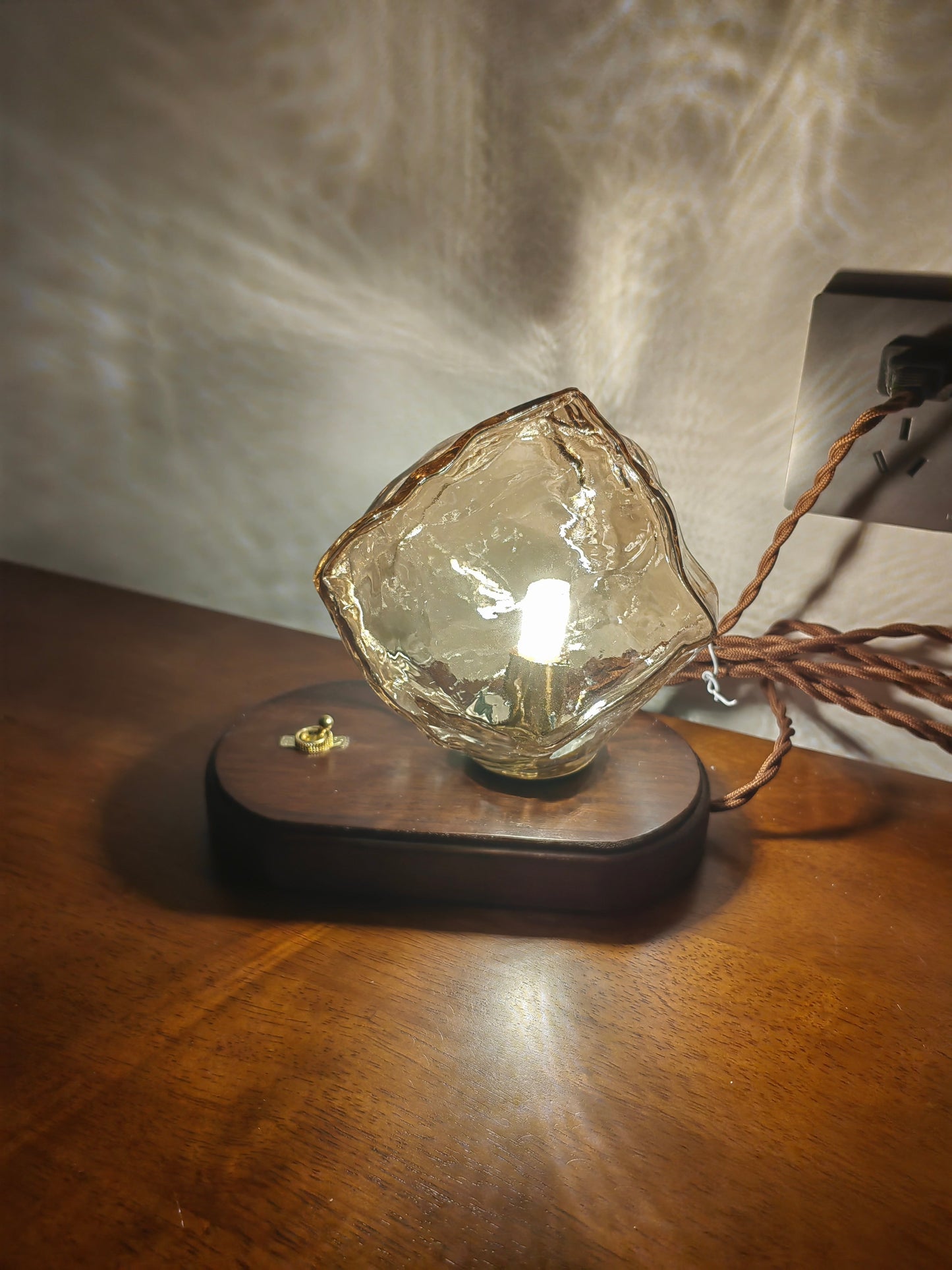 FrostStone – Elegante Tischlampe