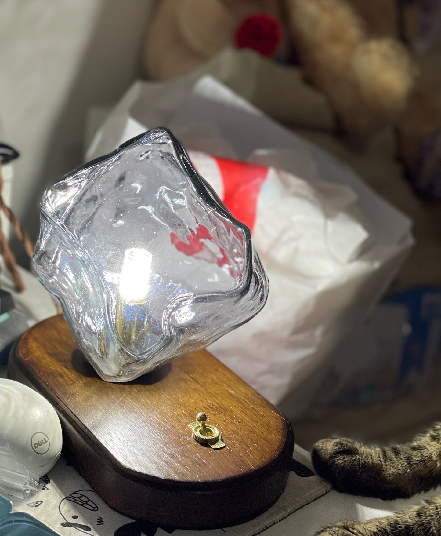 FrostStone – Elegante Tischlampe