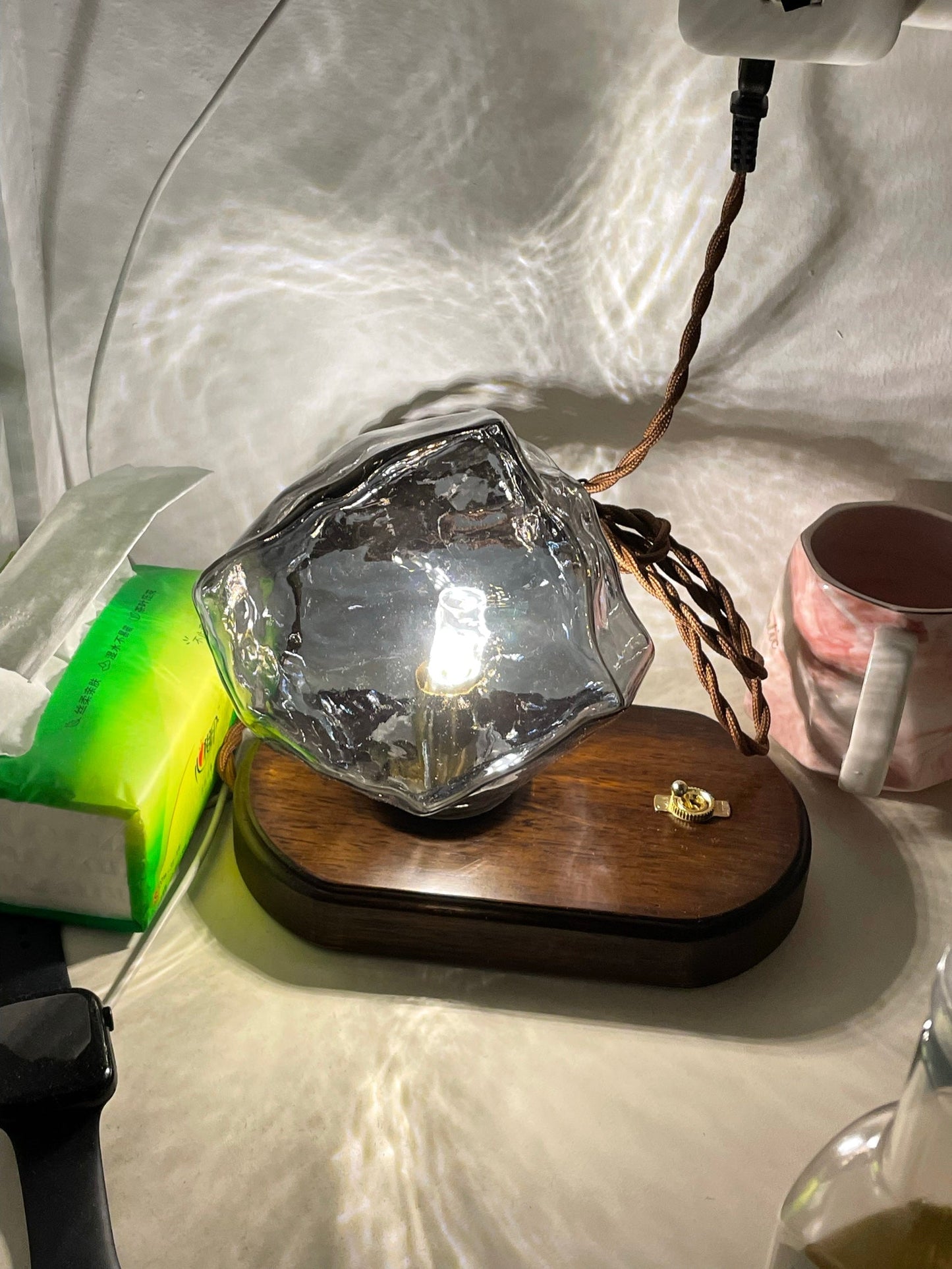 FrostStone – Elegante Tischlampe