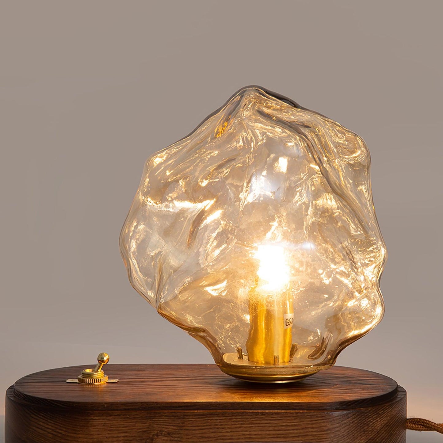 FrostStone – Elegante Tischlampe