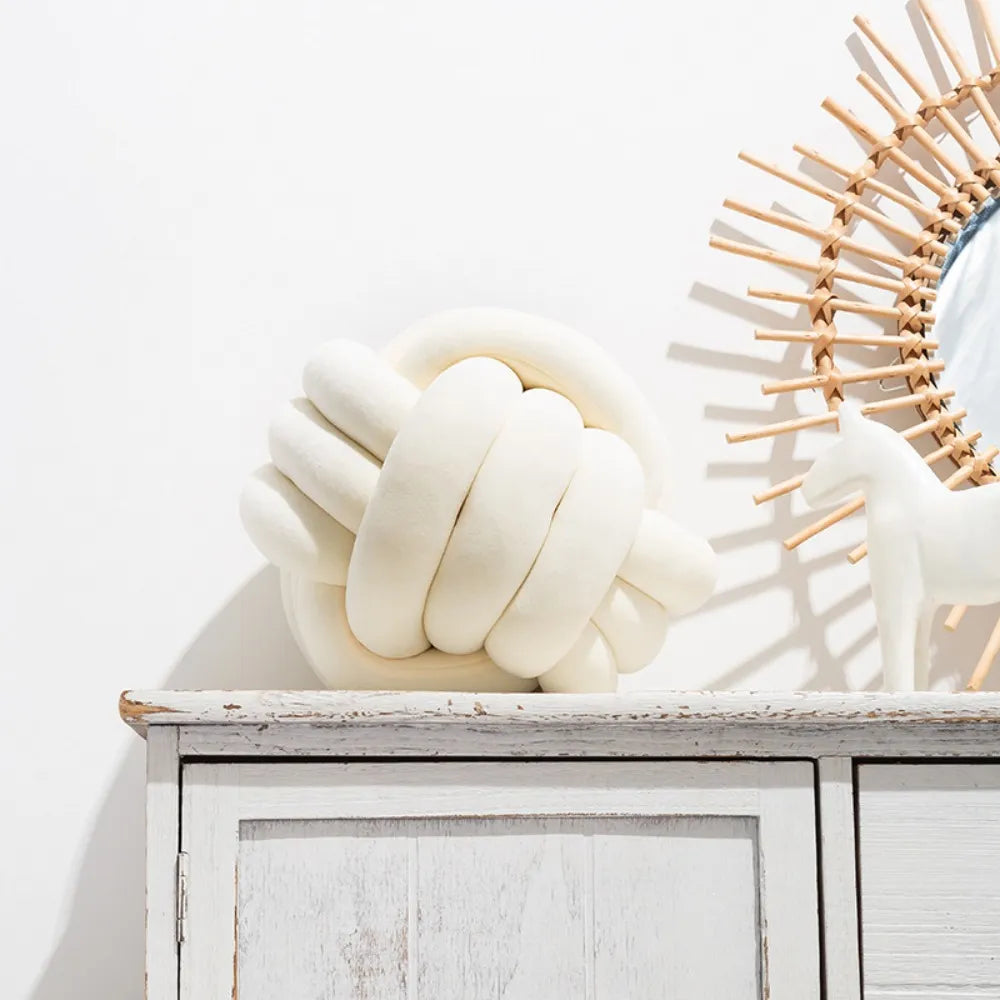 Knotty – Rundes Kissen aus Samt für Stilvolles Wohnen