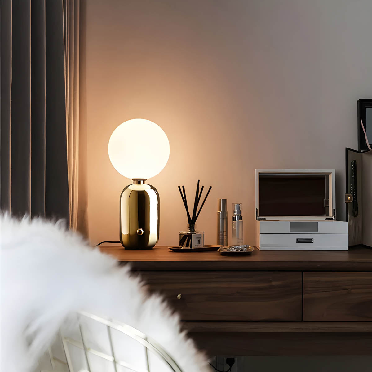 RAISO - Elegant and Sophisticated Lamp