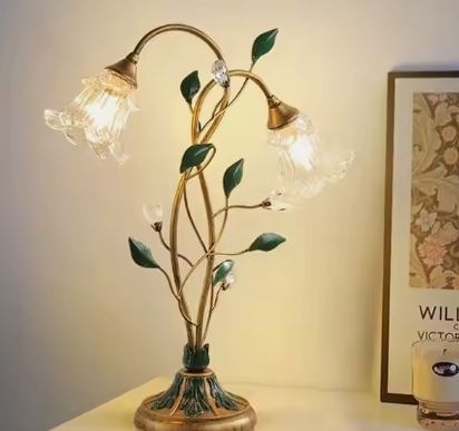 BloomGlow – Blütenförmige Tischlampe