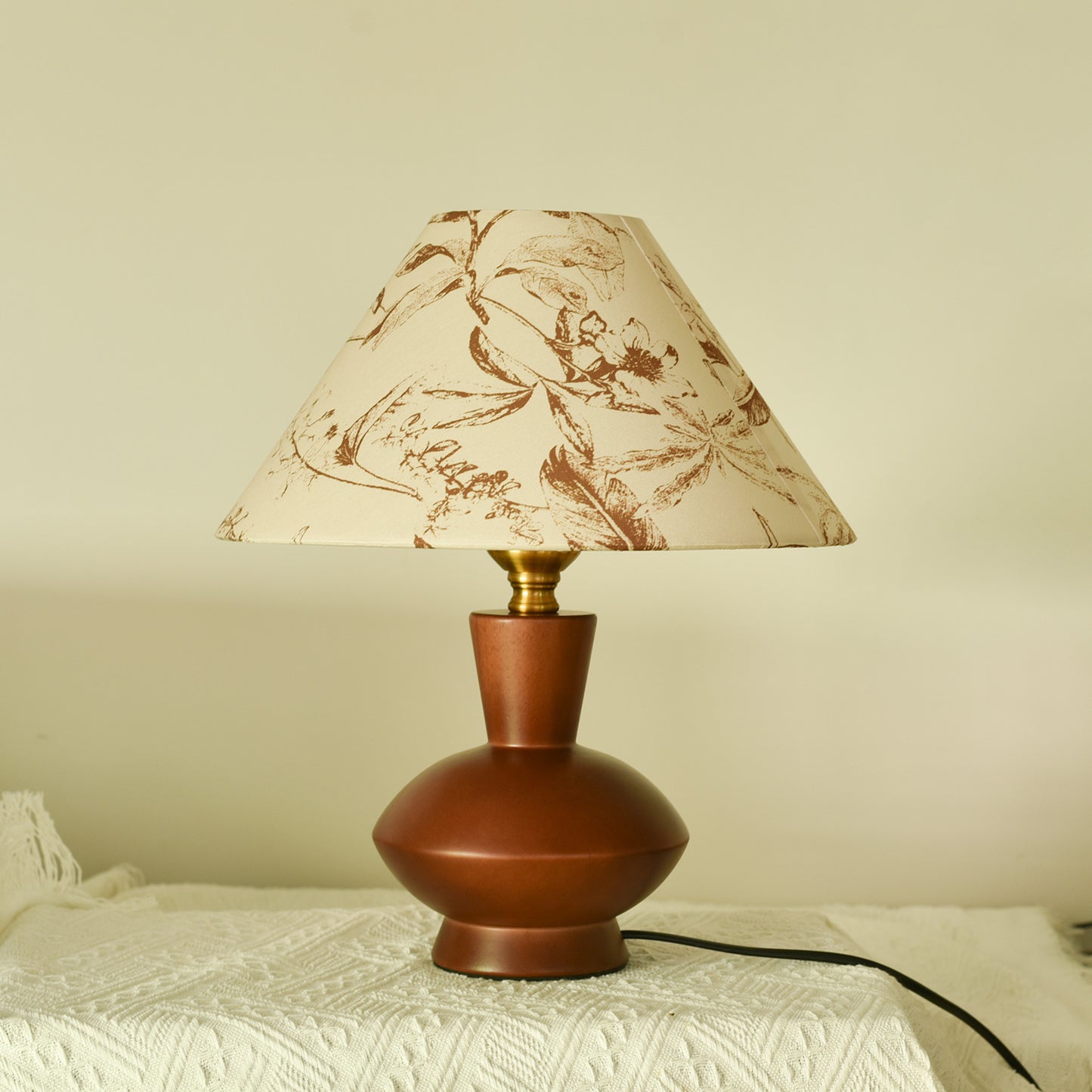 Raumfein – Design Tischlampe aus Massivholz mit handgedrucktem Muster