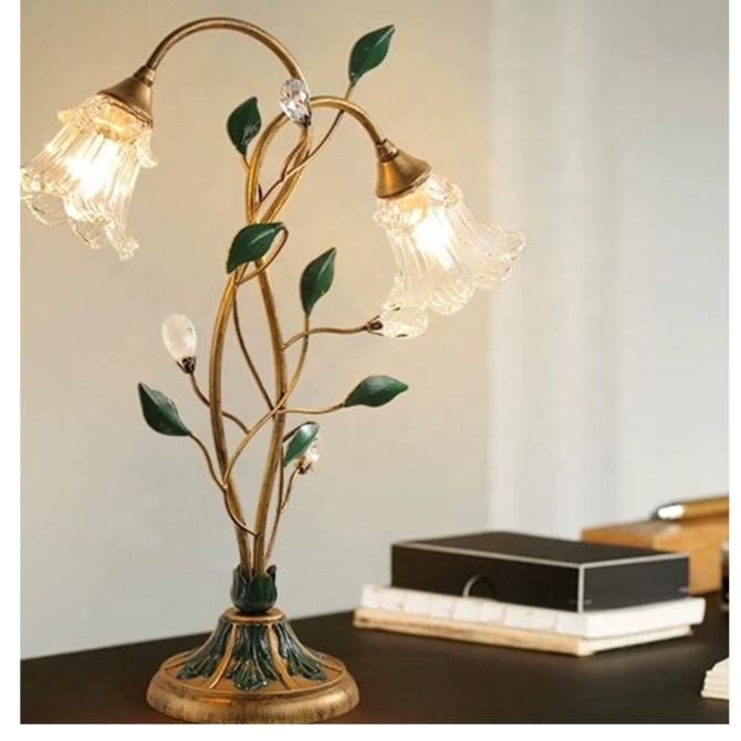 BloomGlow – Blütenförmige Tischlampe