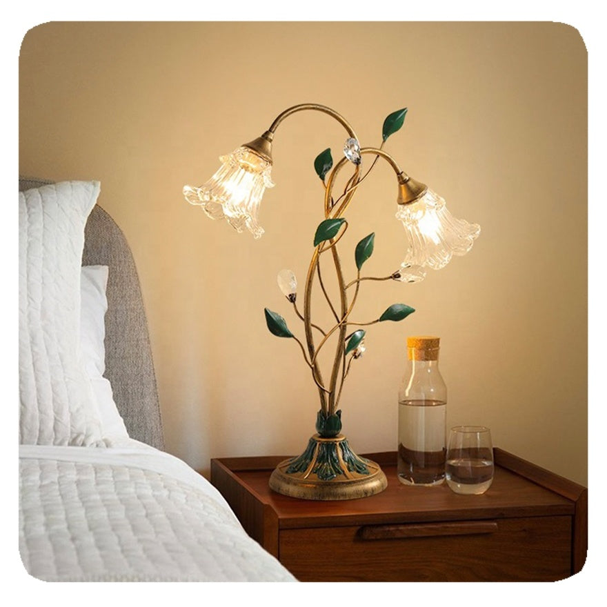 BloomGlow – Blütenförmige Tischlampe