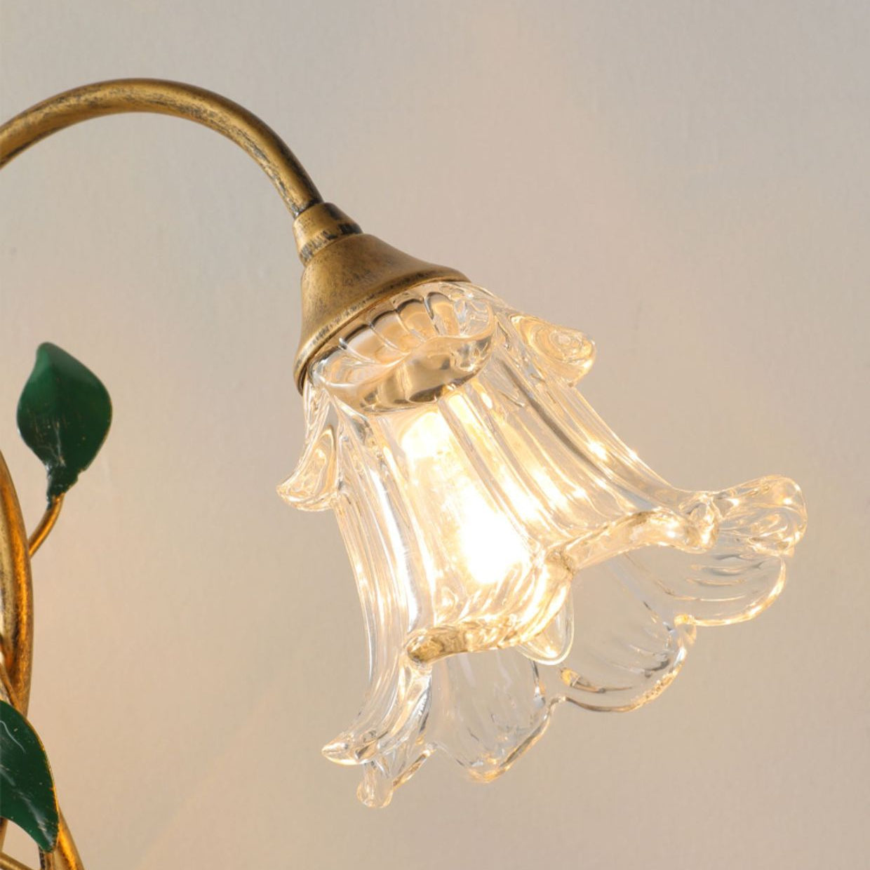 BloomGlow – Blütenförmige Tischlampe